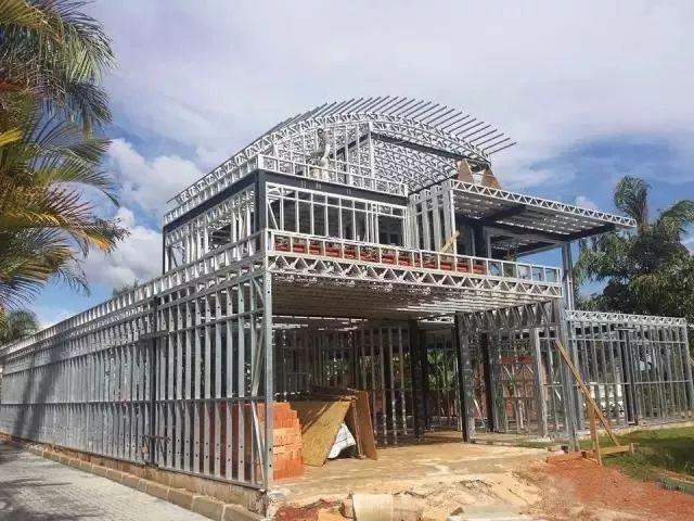 都知道輕鋼別墅的優(yōu)點,那么輕鋼結(jié)構(gòu)房屋是怎樣建成的?