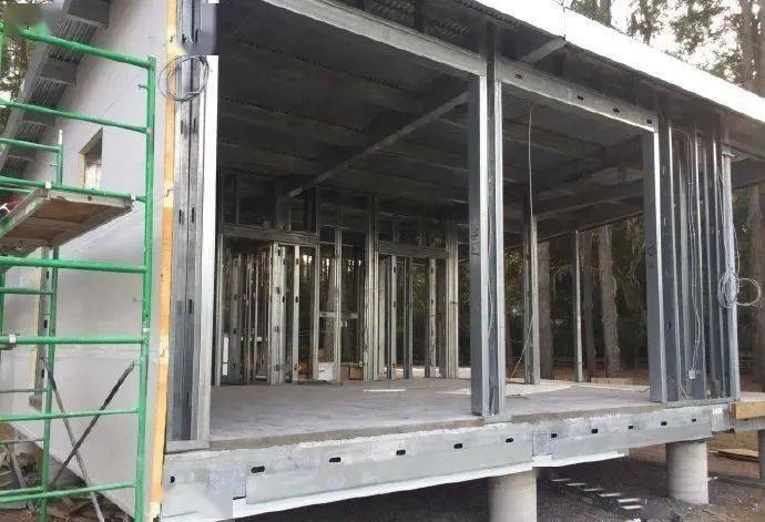 一棟采用鋼結構裝配式建造住宅案例,這房子還能發電!_裝修